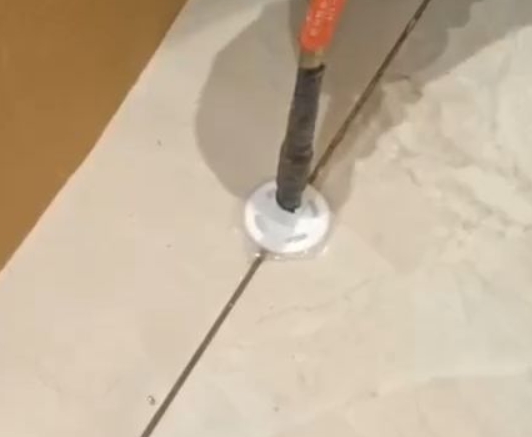 梨树瓷砖空鼓维修公司专业解答瓷砖在铺贴过程中，如果没有涂抹均匀到位的粘结材料（如水泥砂浆或瓷砖胶），可能会导致以下问题