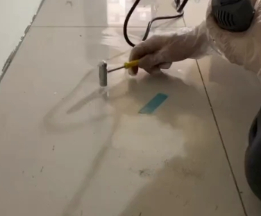 梨树瓷砖开裂维修公司专业分享瓷砖在铺贴前如果没有沥干水分，将会导致以下问题